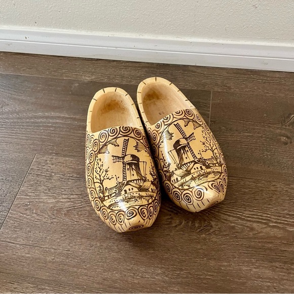 Wooden Clogs with Windmill Design - Picture 1 of 11